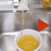 台所の給水管洗浄中